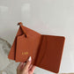 Porta pasaporte Maison Caviar Madison con diseño elegante en cuero, ideal para viajes y protección de documentos de viaje.