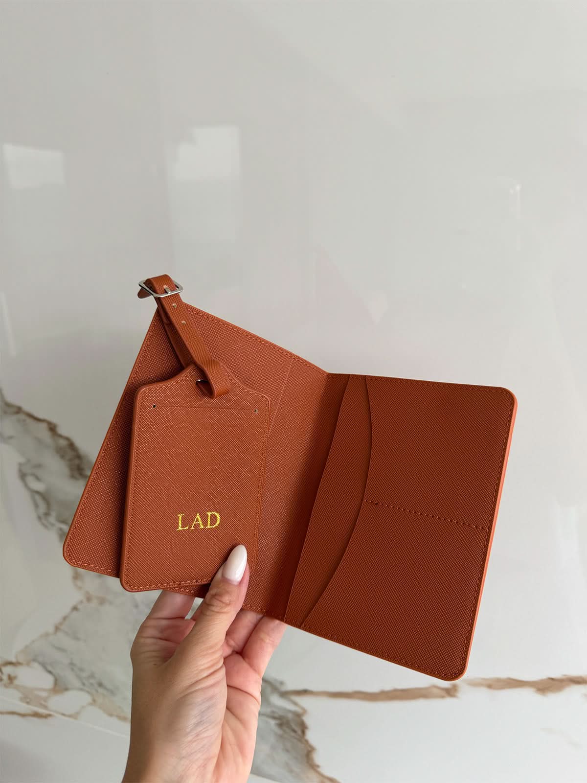 Porta pasaporte Maison Caviar Madison con diseño elegante en cuero, ideal para viajes y protección de documentos de viaje.