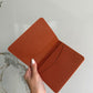 Pasaporte Maison Caviar Madison, porta pasaporte elegante con diseño compacto y material de alta calidad en color negro.