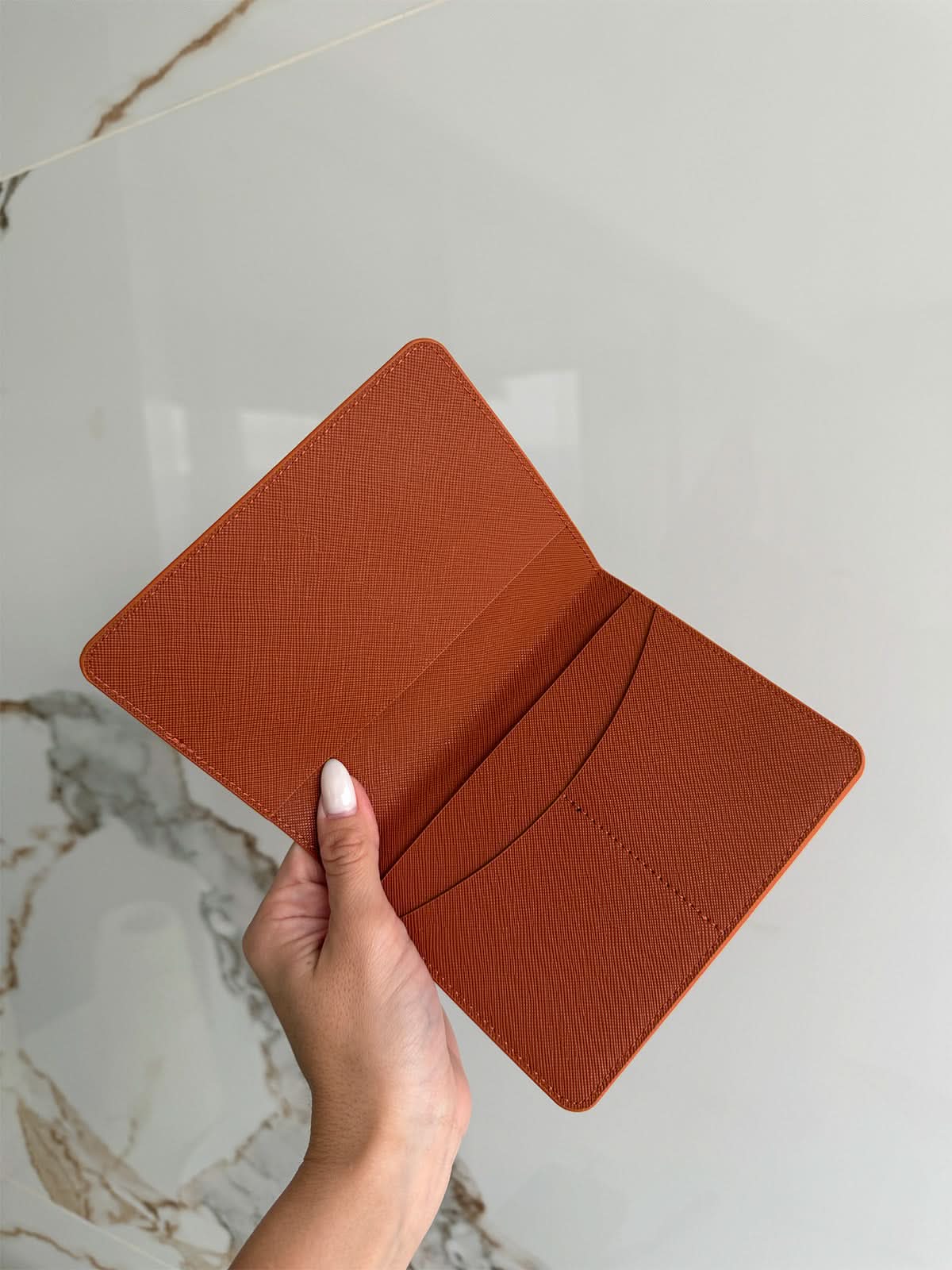 Pasaporte Maison Caviar Madison, porta pasaporte elegante con diseño compacto y material de alta calidad en color negro.