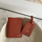 Porta pasaporte Maison Caviar Madison de cuero elegante con cierre y compartimentos internos para documentos y pasaporte.