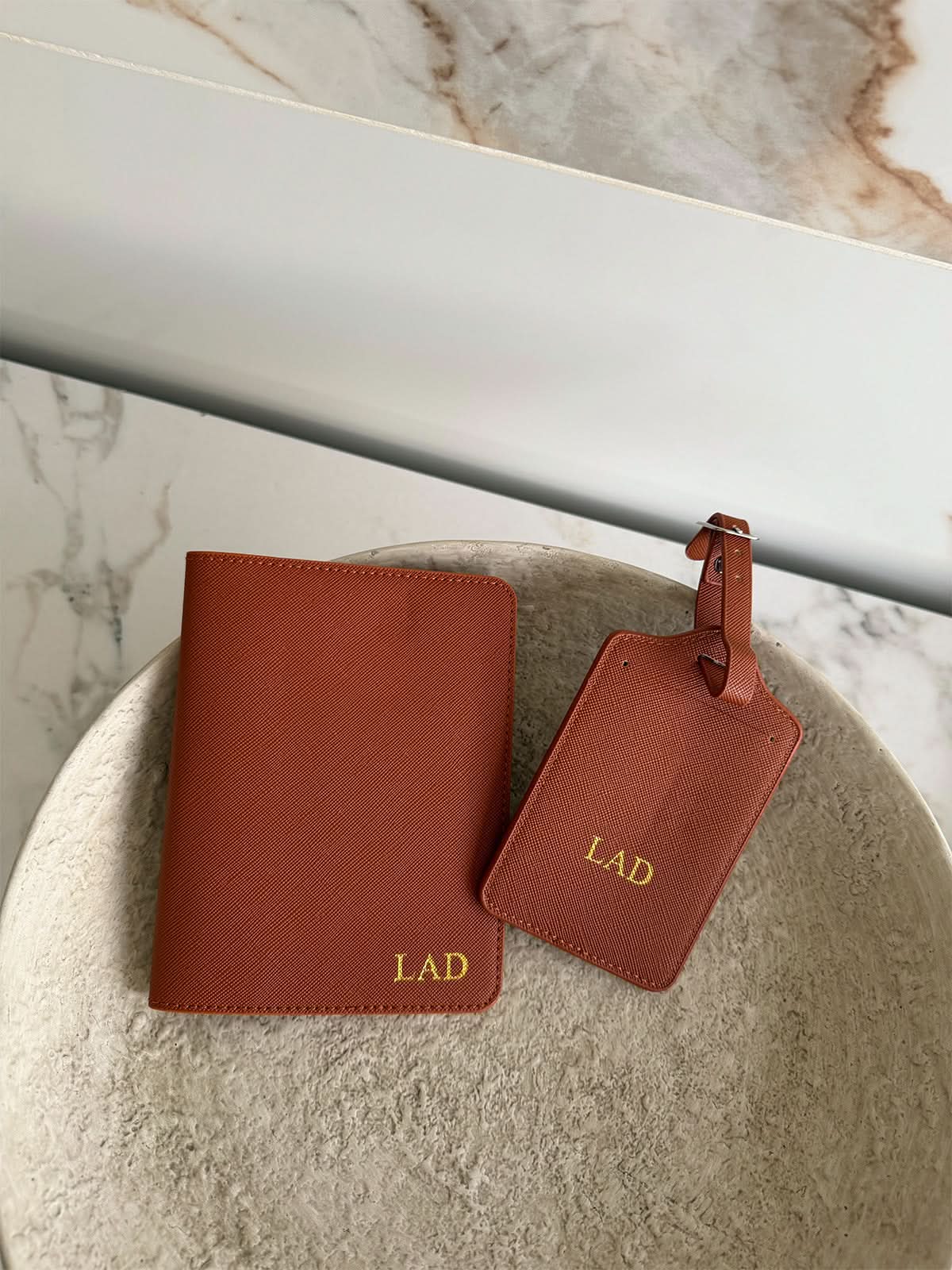 Porta pasaporte Maison Caviar Madison de cuero elegante con cierre y compartimentos internos para documentos y pasaporte.