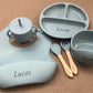 Conjunto Ethan de accesorios para bebé Maison Caviar, incluye utensilios y platos para la hora de comer del bebé.