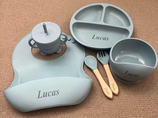 Conjunto Ethan de accesorios para bebé Maison Caviar, incluye utensilios y platos para la hora de comer del bebé.