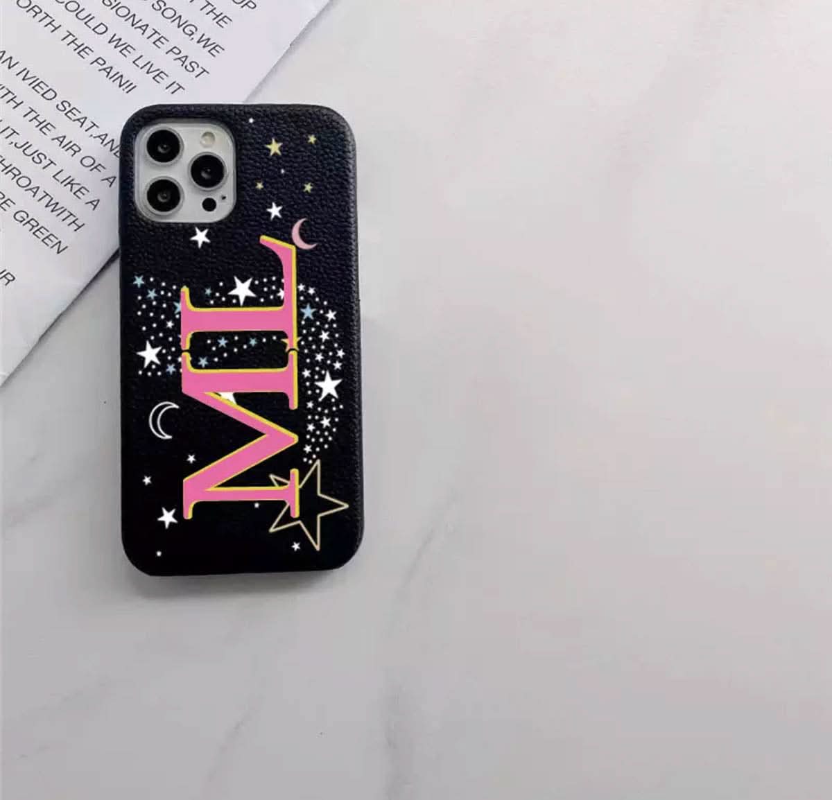 Funda para iPhone Alice de Maison Caviar, protectora, con diseño elegante y detalles en la parte trasera.