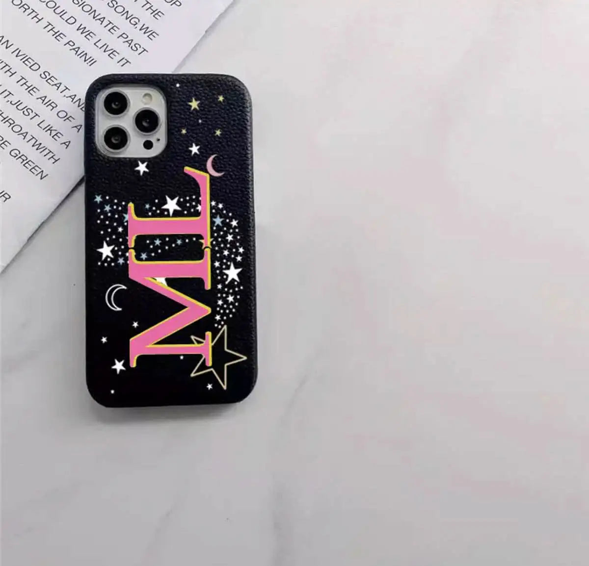 Funda para iPhone Alice de Maison Caviar, protectora, con diseño elegante y detalles en la parte trasera.