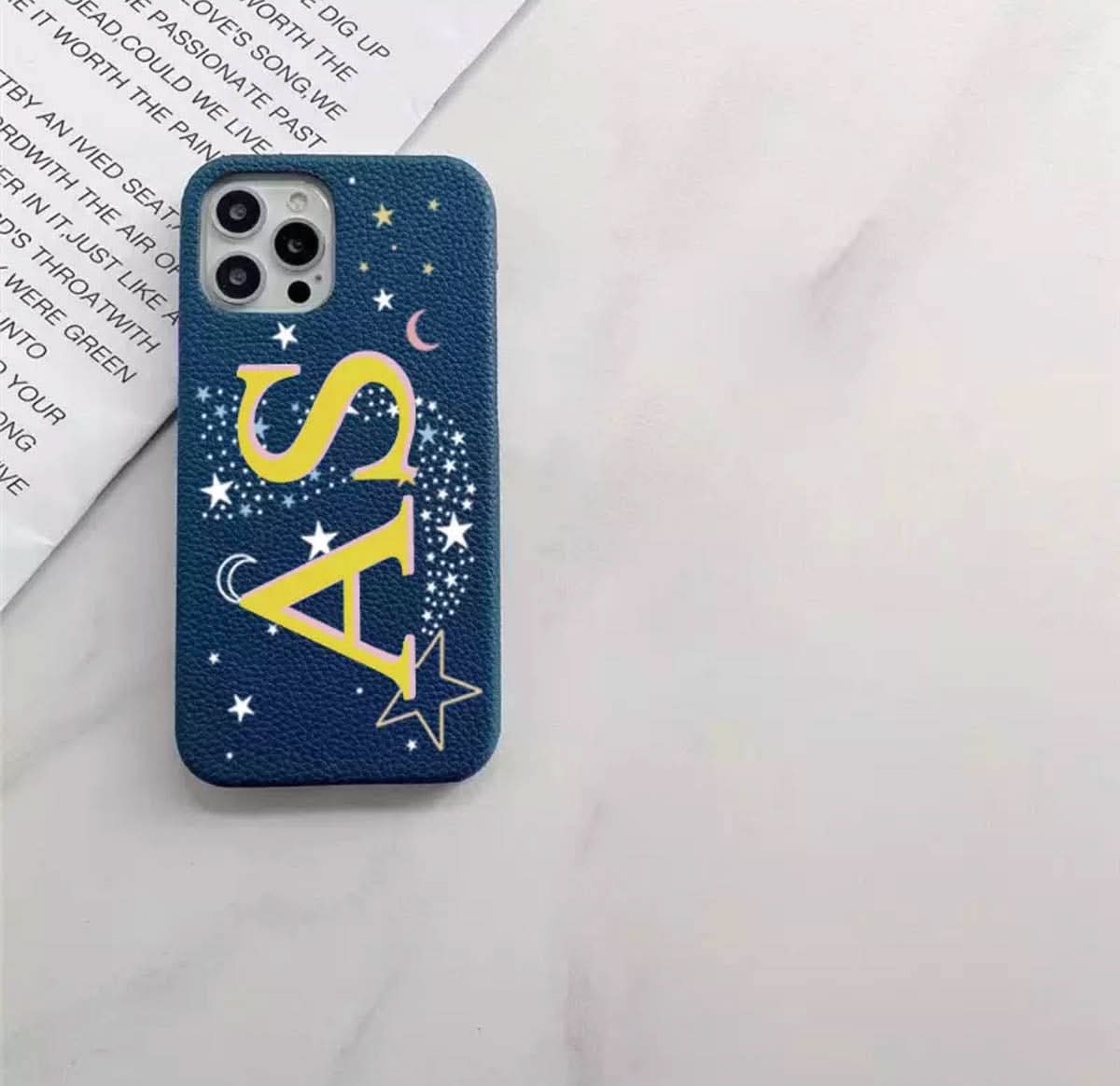 Funda para iPhone Maison Caviar Alice con diseño elegante y protección, visible en la imagen.