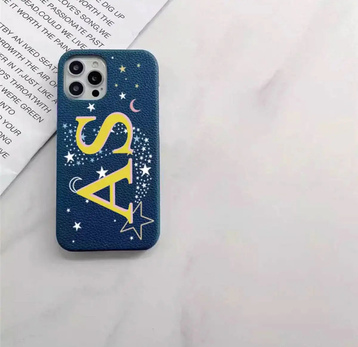 Funda para iPhone Maison Caviar Alice con diseño elegante y protección, visible en la imagen.