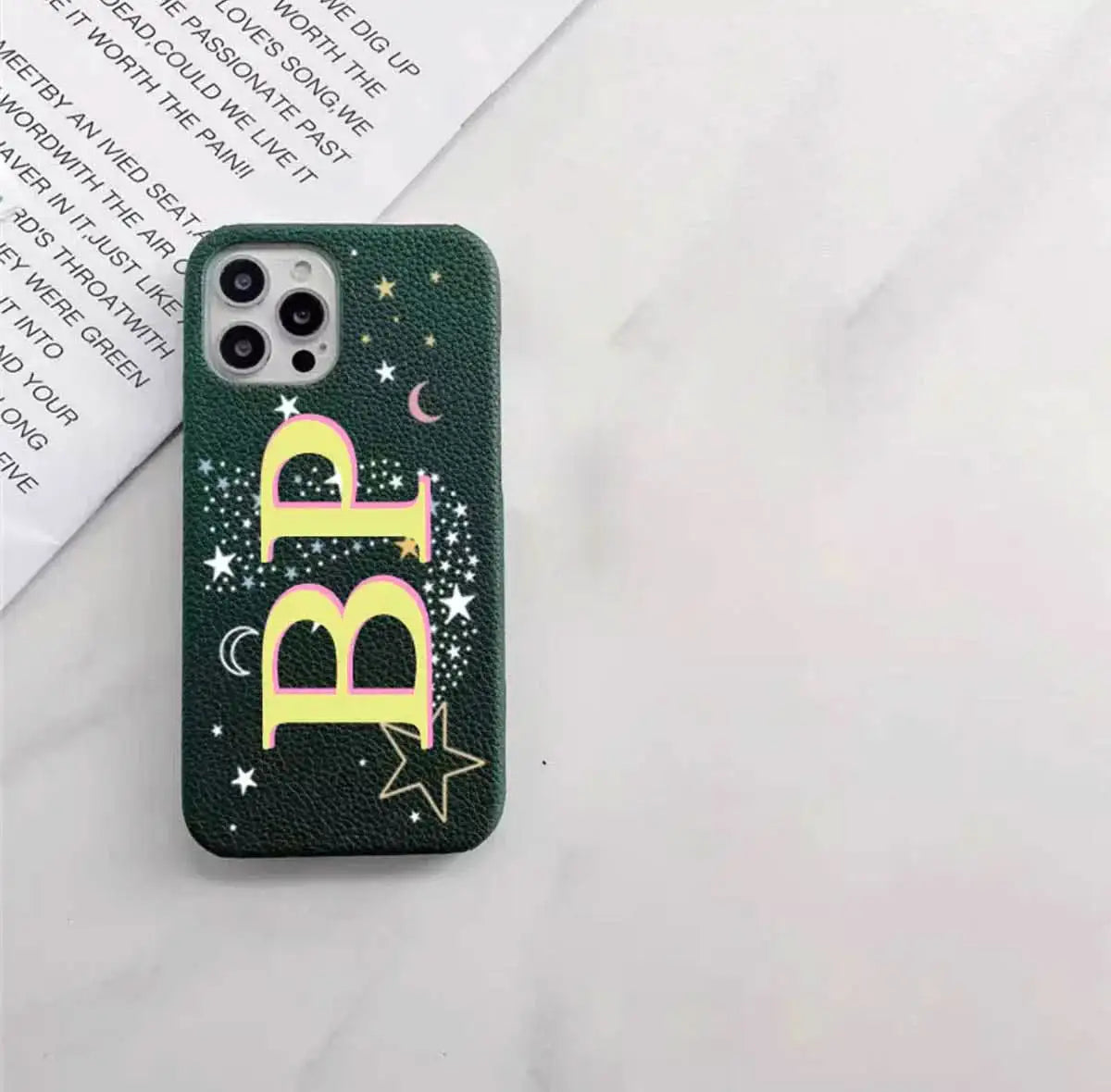 Funda para iPhone Maison Caviar Alice, protectora y elegante en diseño con detalles decorativos, en color y estilo sofisticado.