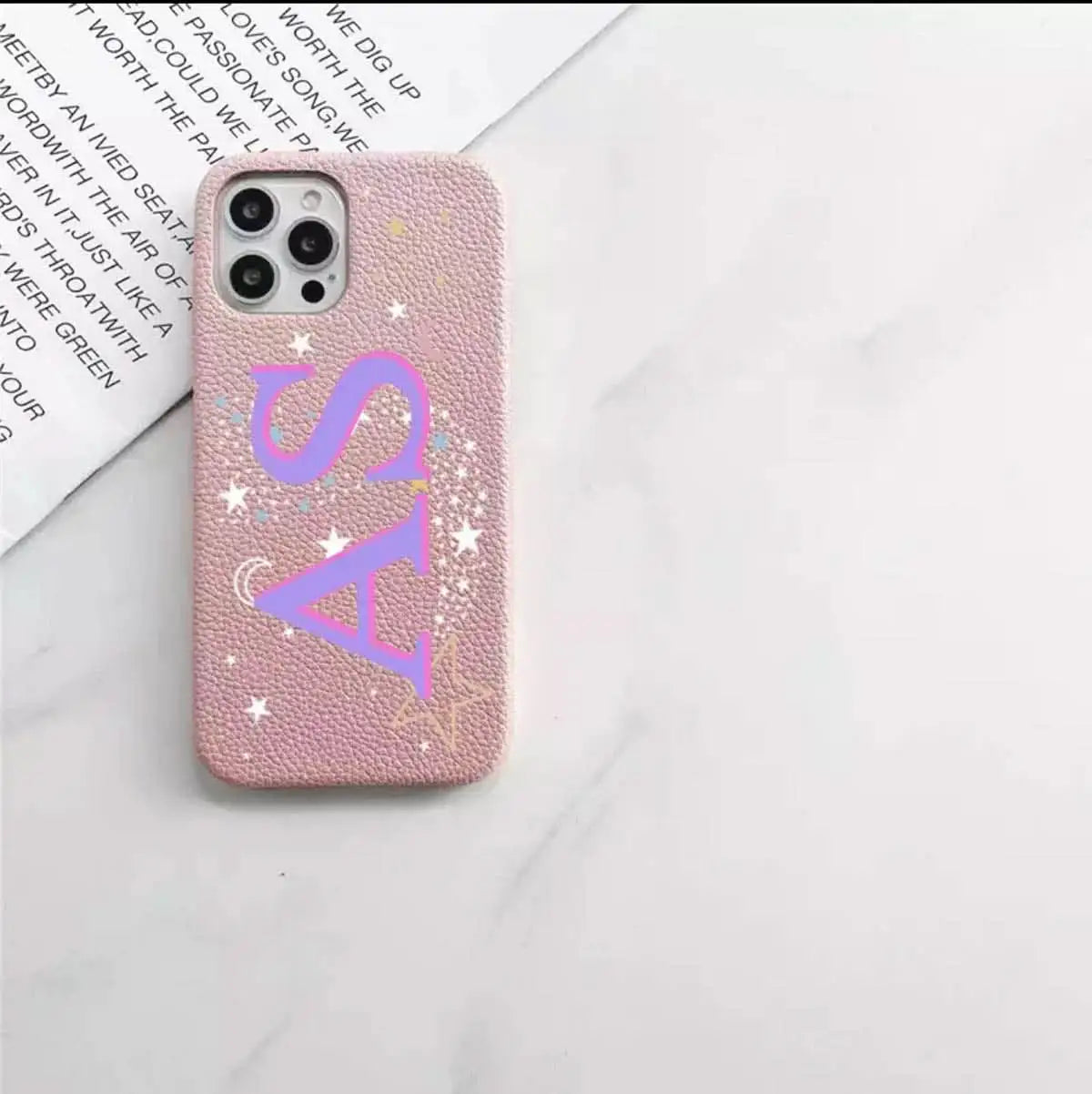 Funda para iPhone Maison Caviar Alice, protección de silicona con diseño elegante y colores vibrantes en la imagen.