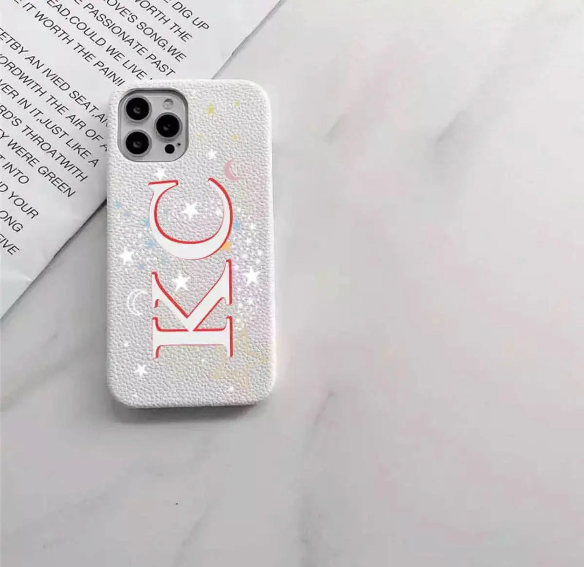 Funda para iPhone Maison Caviar Alice, protección y estilo, con diseño elegante y detalles decorativos en la imagen.