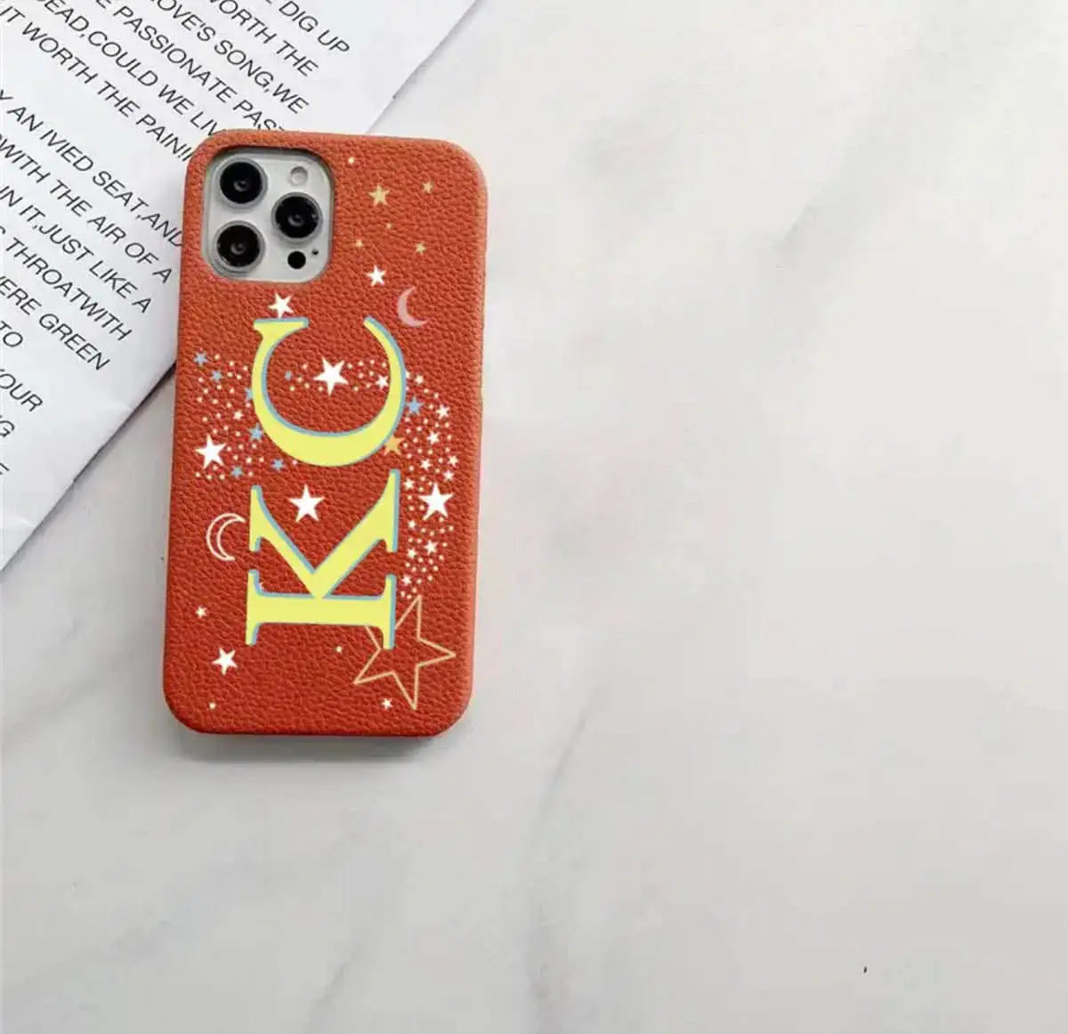 Funda para iPhone Maison Caviar Alice, protección y estilo, con diseño elegante y detalles decorativos visibles en la imagen.