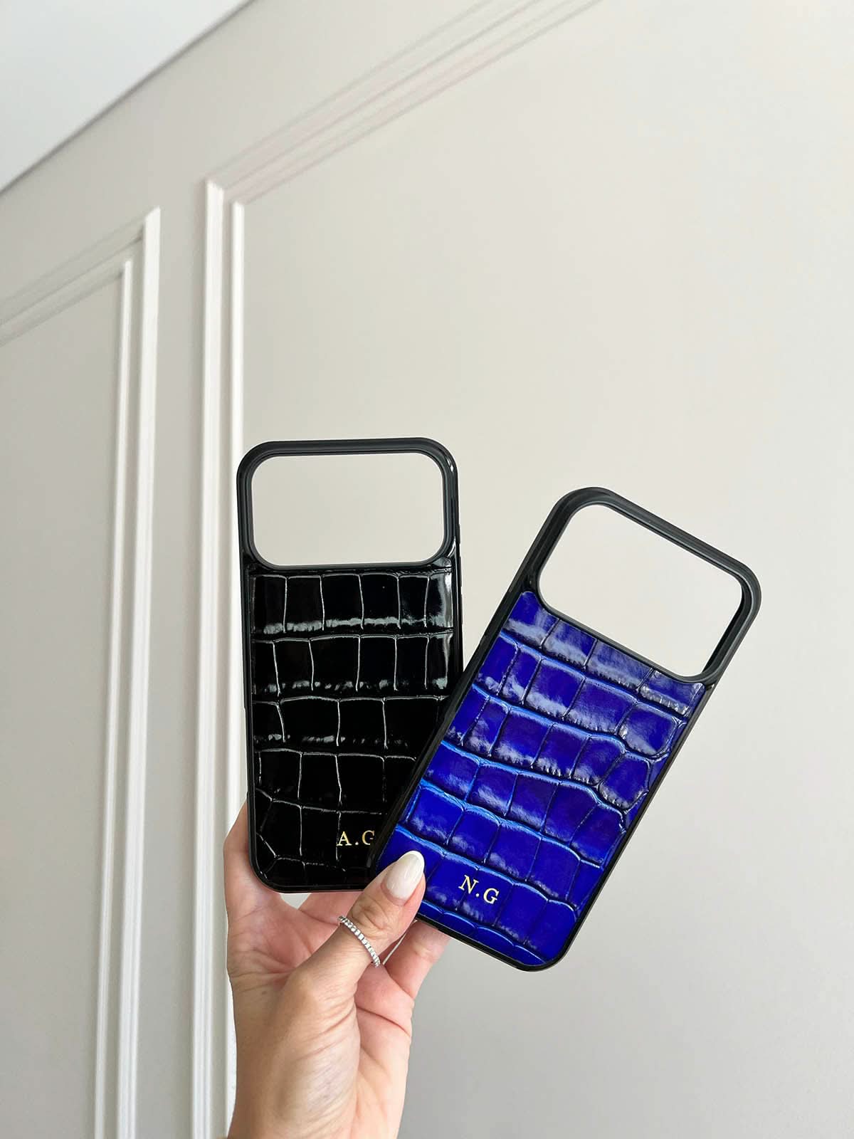 Funda para iPhone Siena de Maison Caviar, protección de lujo en cuero con diseño elegante y detalles sofisticados.