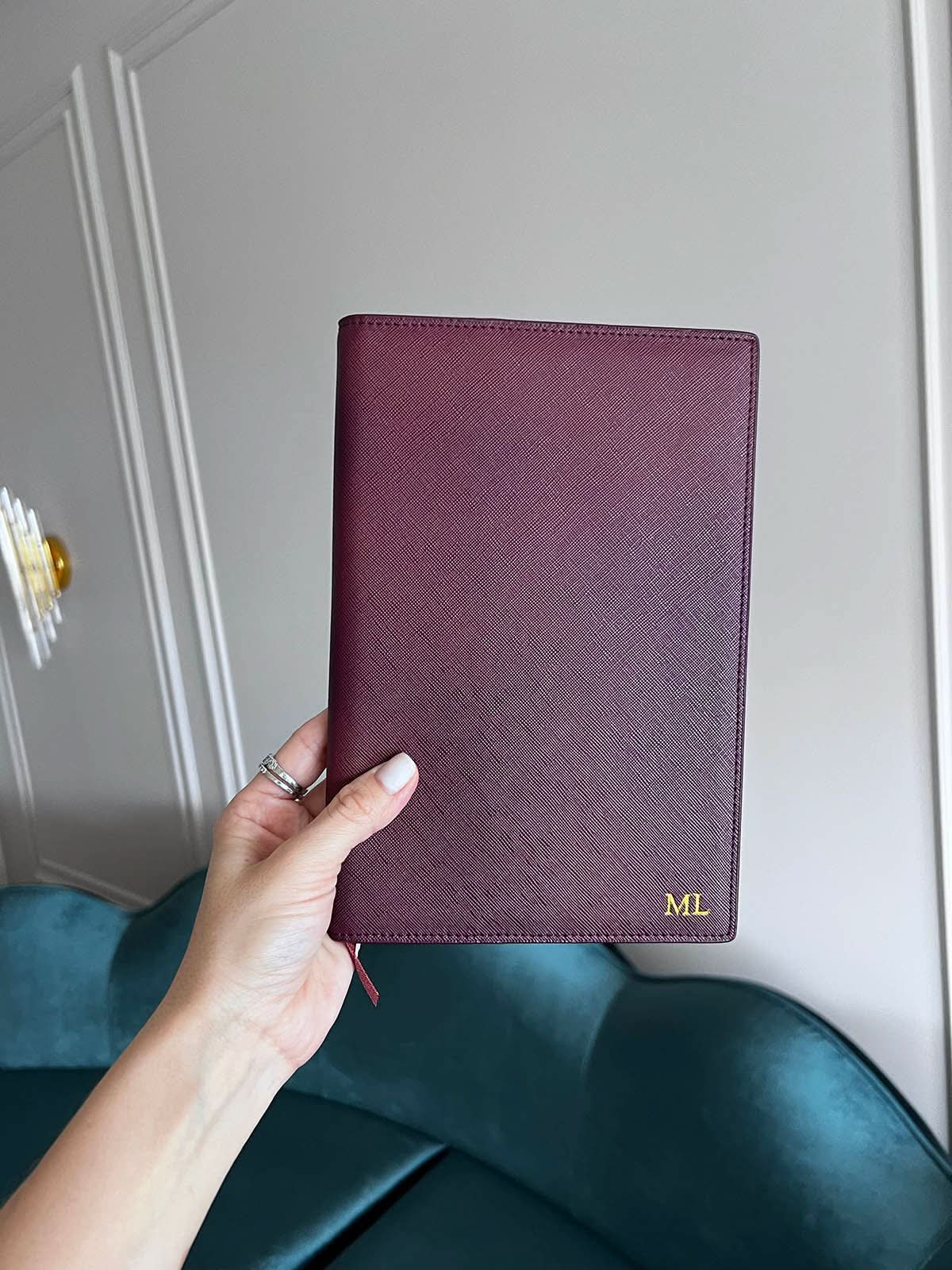 Agenda Sicilia de Maison Caviar, portada con diseño elegante, abierta mostrando páginas internas con fechas y notas.