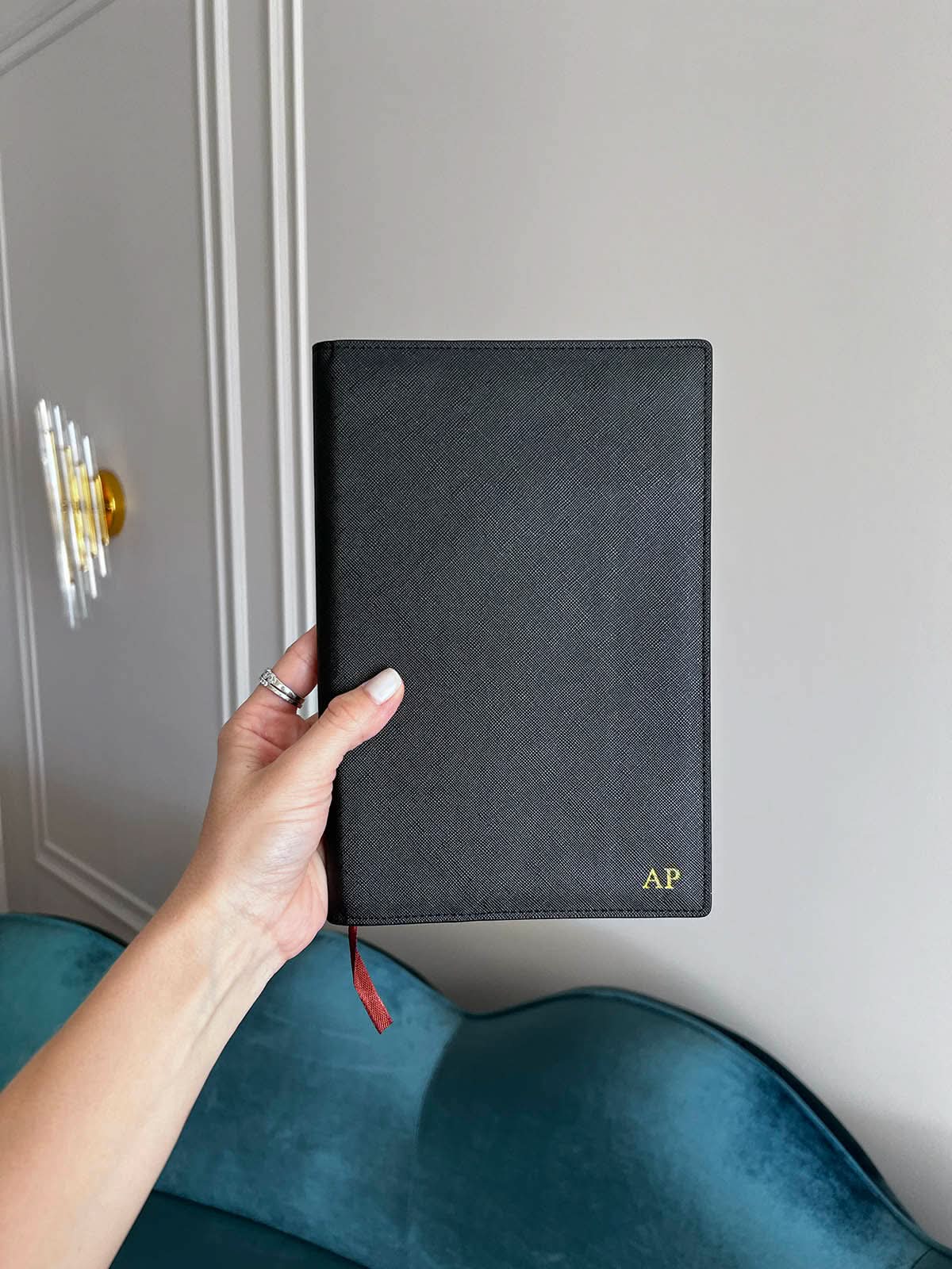 Agenda Sicilia de Maison Caviar, agenda anual con diseño elegante y páginas blancas para planificación y notas.
