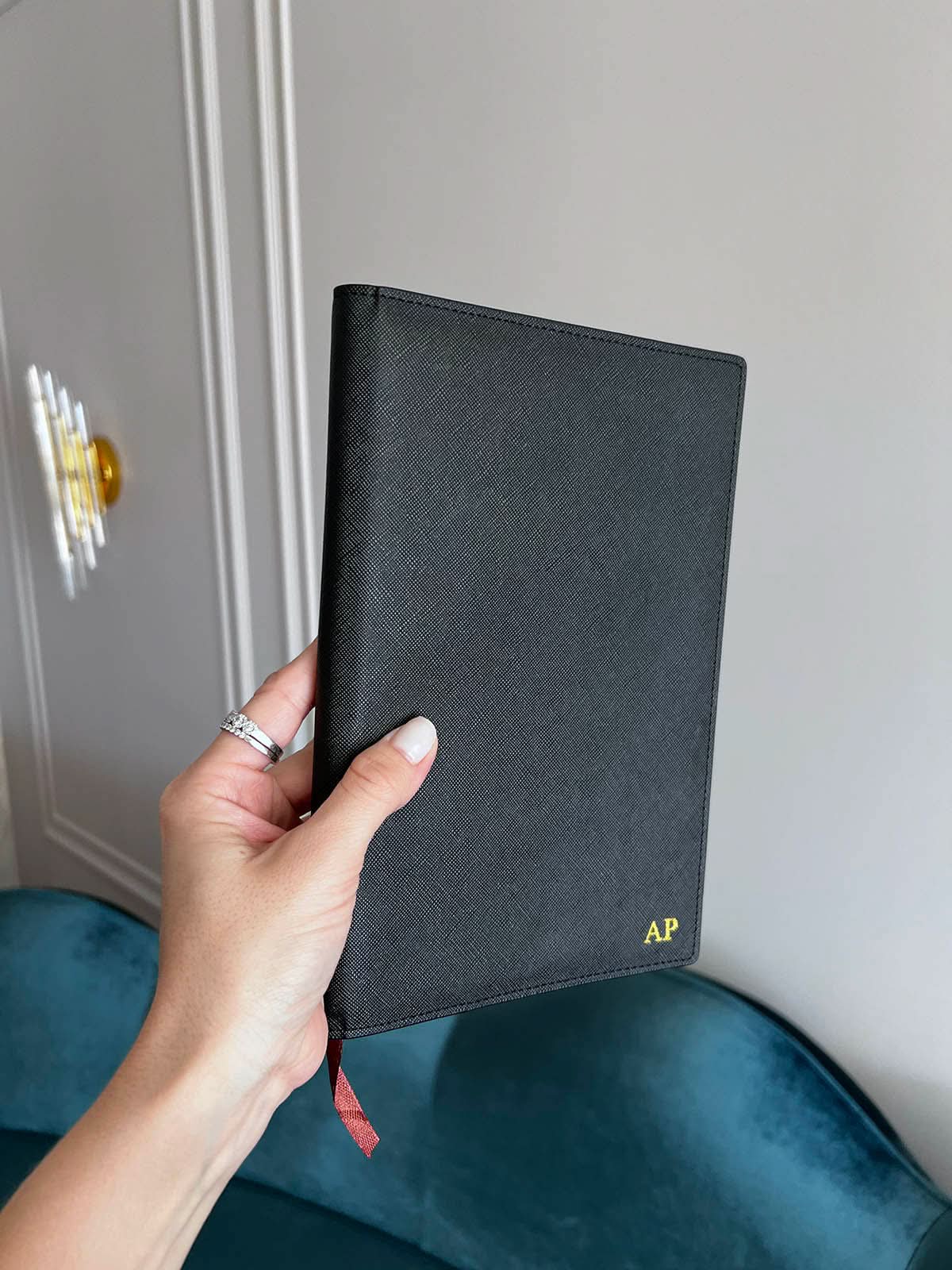 Agenda Sicilia de Maison Caviar, agenda anual con diseño elegante en portada, ideal para planificación y organización diaria.