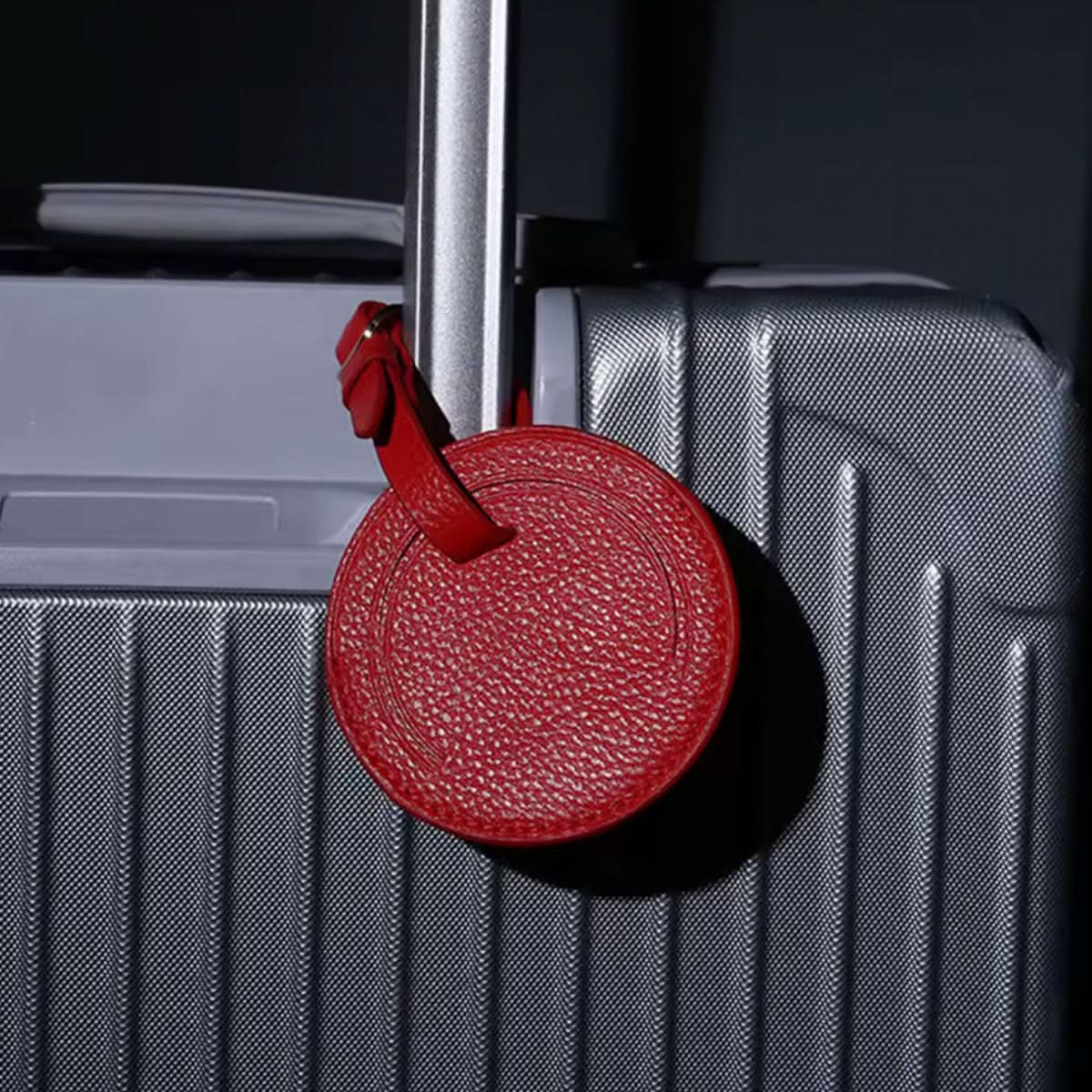 Etiqueta para maleta Maison Caviar Tag Maleta, con diseño elegante y resistente, visible en la imagen.