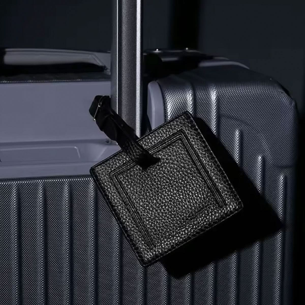 Etiqueta de maleta Maison Caviar Tag Maleta, con diseño elegante y resistente, para identificar equipaje de forma segura.