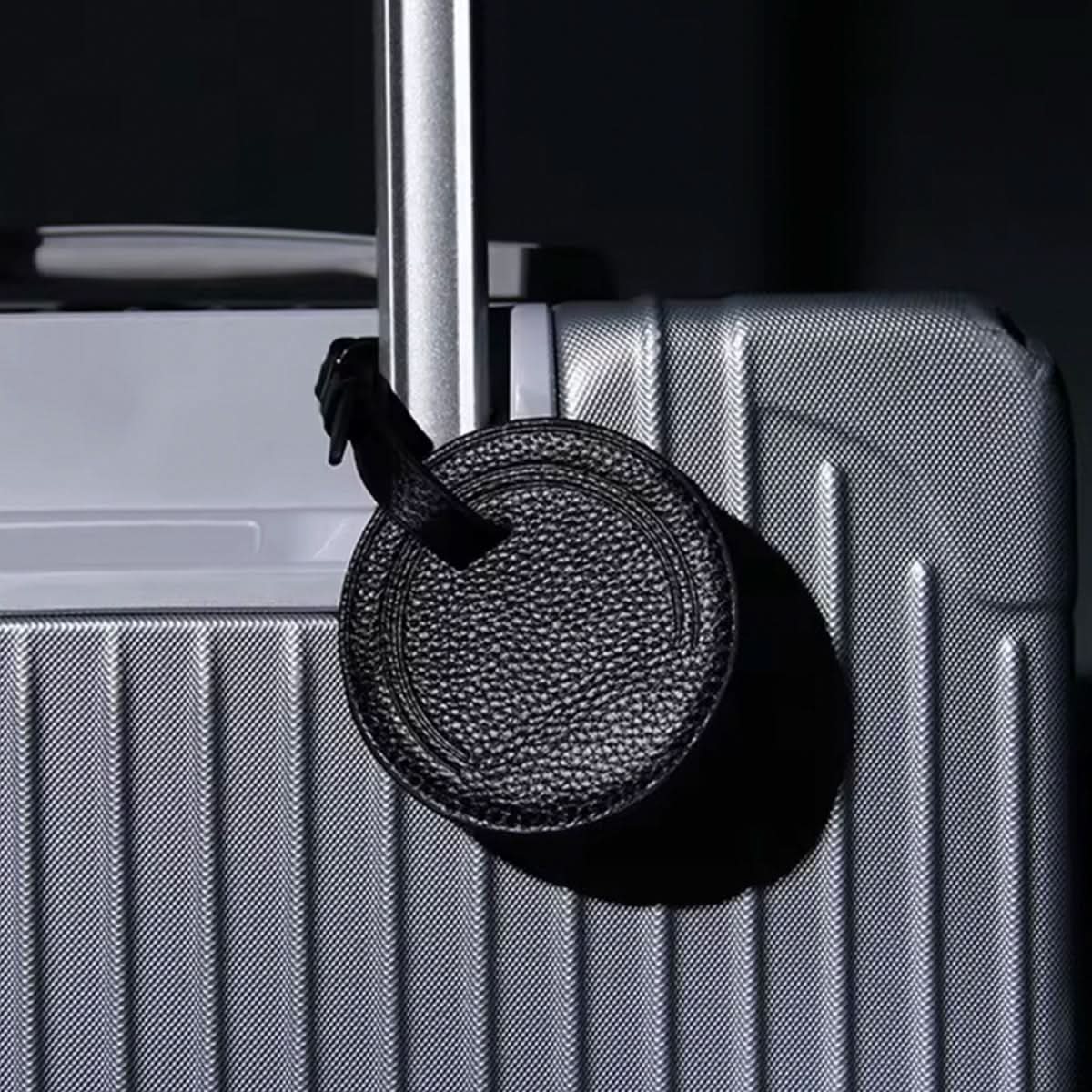 Etiqueta para maleta Maison Caviar Tag Maleta, diseño elegante y duradero, ideal para identificar equipaje de manera sencilla.