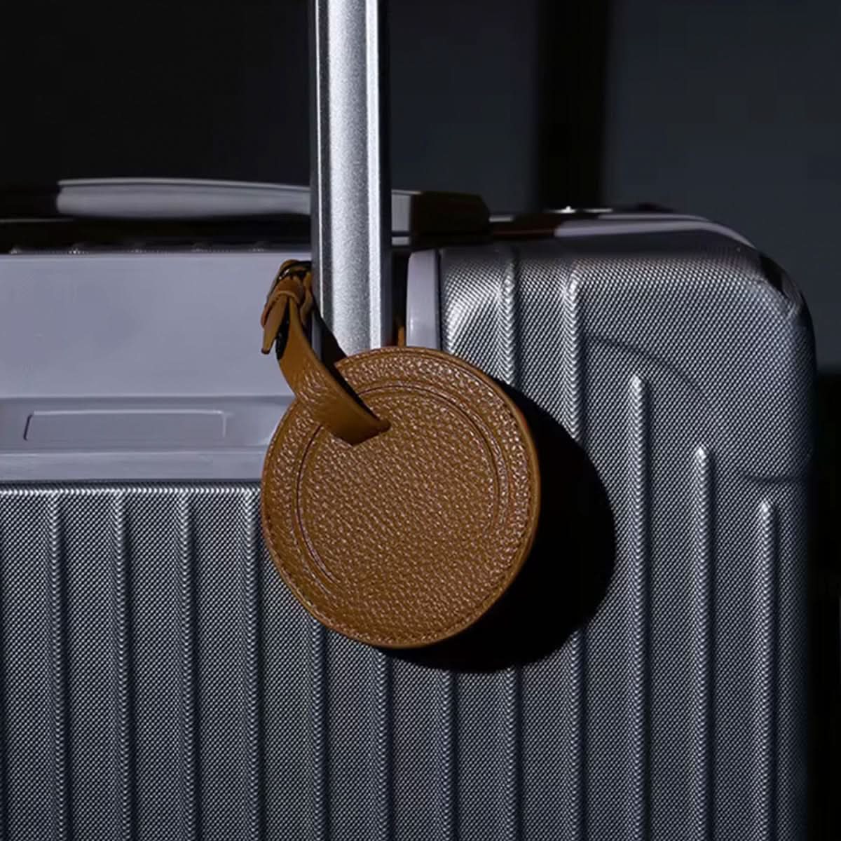 Etiqueta de maleta Maison Caviar Tag Maleta, diseño elegante en cuero con logotipo de la marca visible.