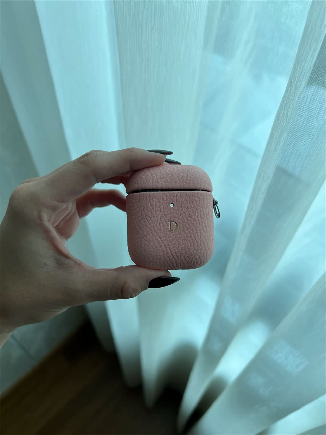 Funda para Airpods Maison Caviar Salem, protección de silicona en color negro con diseño elegante y cierre seguro.