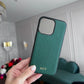 Funda para iPhone Alicante de Maison Caviar, protección elegante en cuero con detalles decorativos.