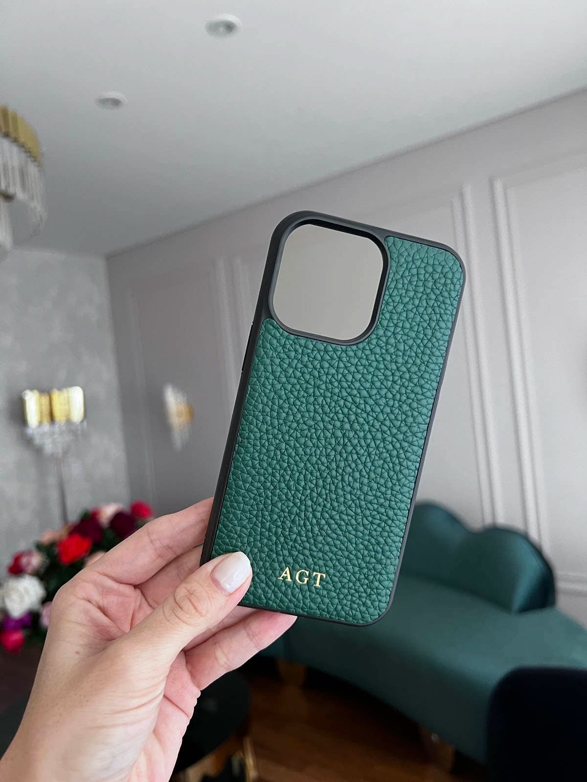 Funda para iPhone Alicante de Maison Caviar, protección elegante en cuero con detalles decorativos.
