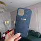 Funda para iPhone Maison Caviar Napoles en color negro con textura de cuero y diseño elegante.