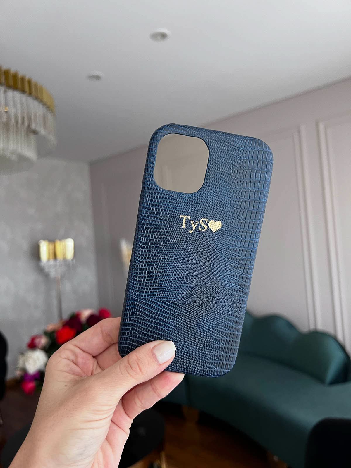 Funda para iPhone Maison Caviar Napoles en color negro con textura de cuero y diseño elegante.