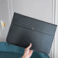 Funda para MacBook Maison Caviar Nobu, protección elegante en cuero negro con detalles sofisticados.