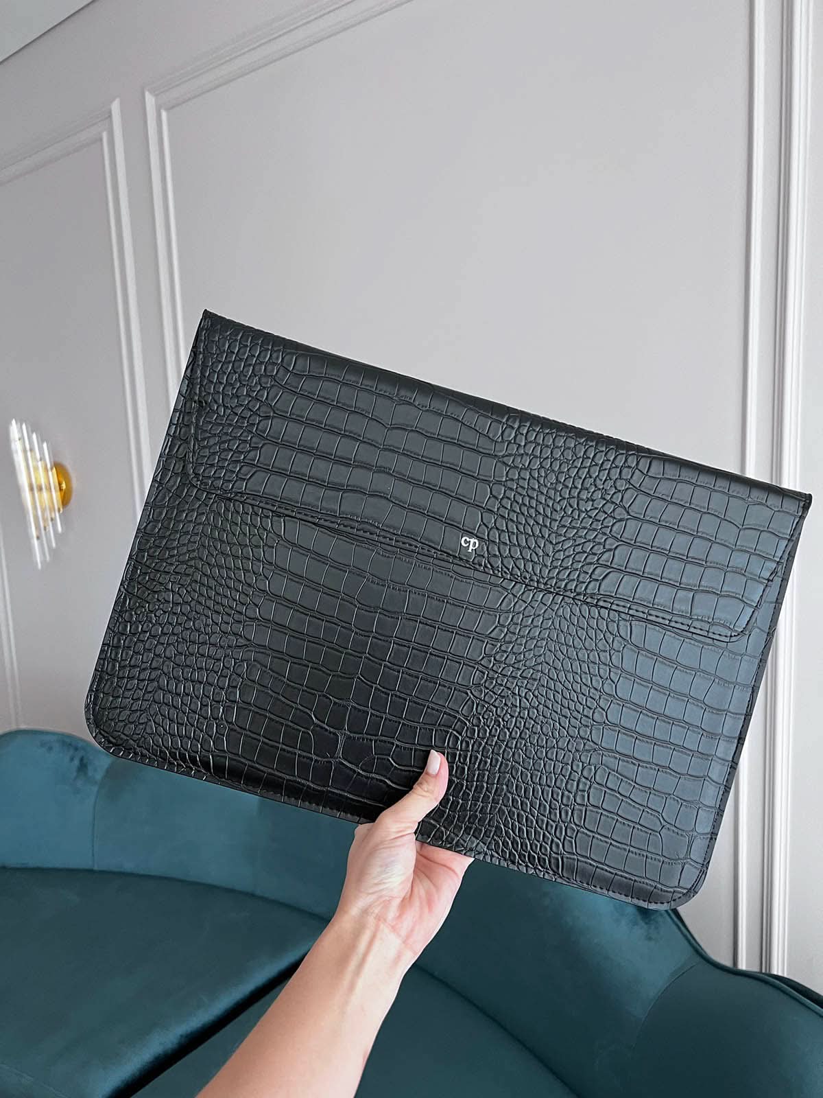 Funda para MacBook Maison Caviar Nobu, protección elegante en cuero negro con detalles sofisticados.