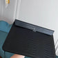 Funda para MacBook Maison Caviar Nobu, protección elegante y resistente en color negro, con diseño minimalista y acabado de alta calidad.