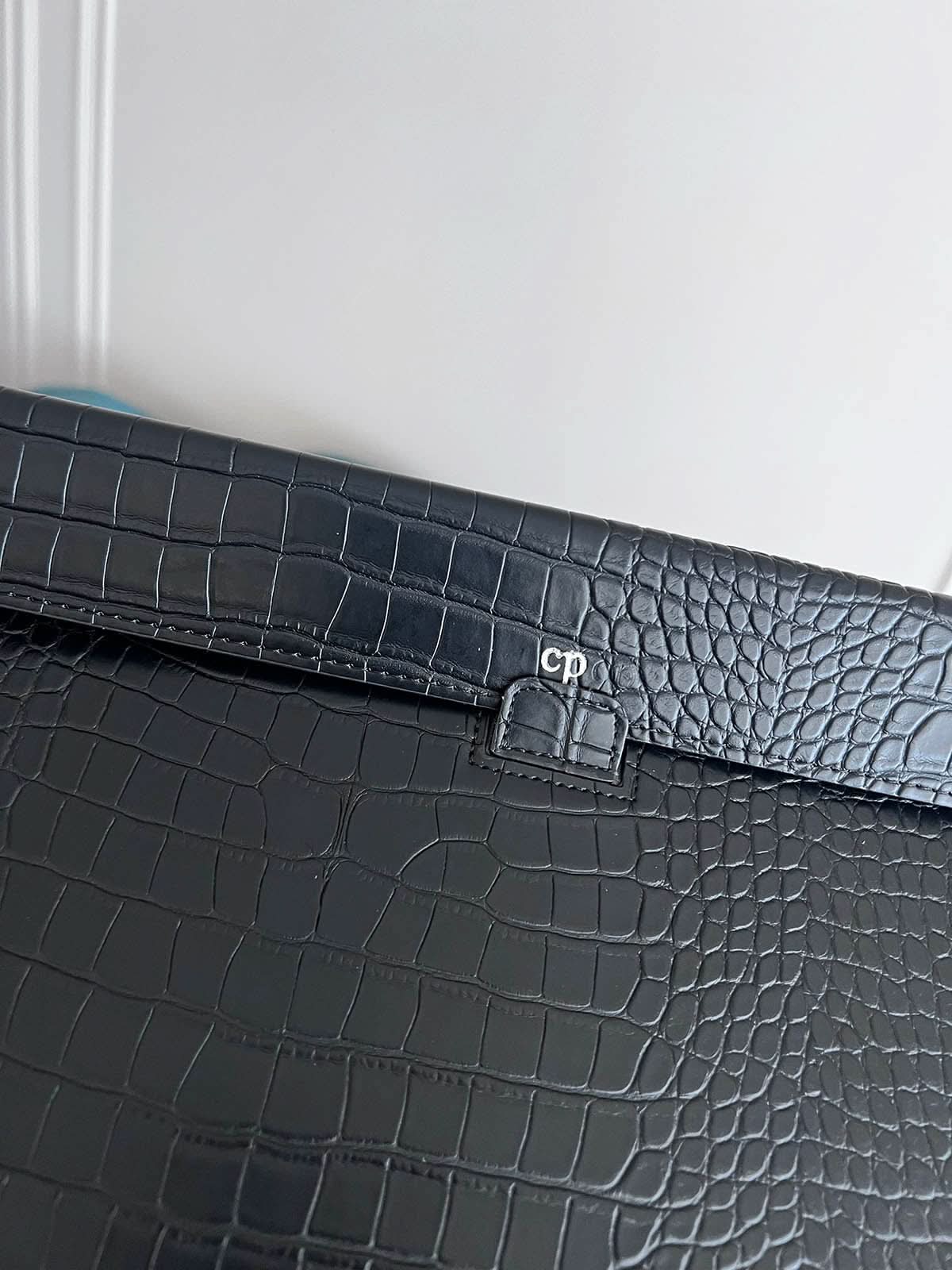 Funda para Macbook Maison Caviar Nobu en color negro, con acabado elegante y protección para portátil, vista frontal.