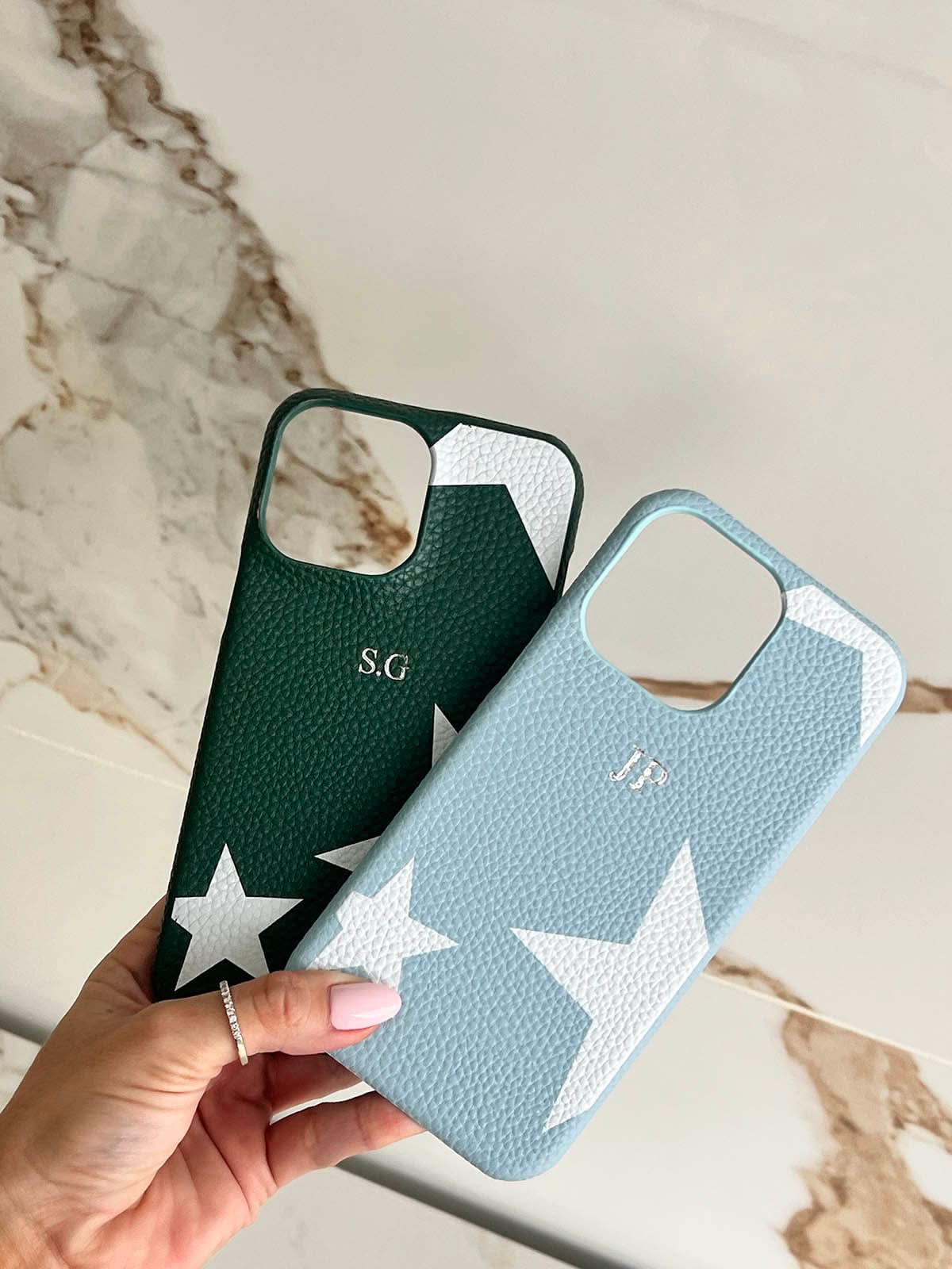Funda para iPhone Liam de Maison Caviar, protección elegante en color negro con acabado de alta calidad.