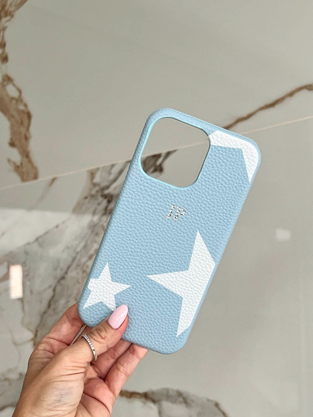 Funda para iPhone Liam de Maison Caviar, protección elegante en color negro con acabado premium y detalles sofisticados.
