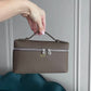 Bolso Giulia de Maison Caviar, bolso de mano elegante con detalles en cuero y acabado sofisticado, visible en la imagen.