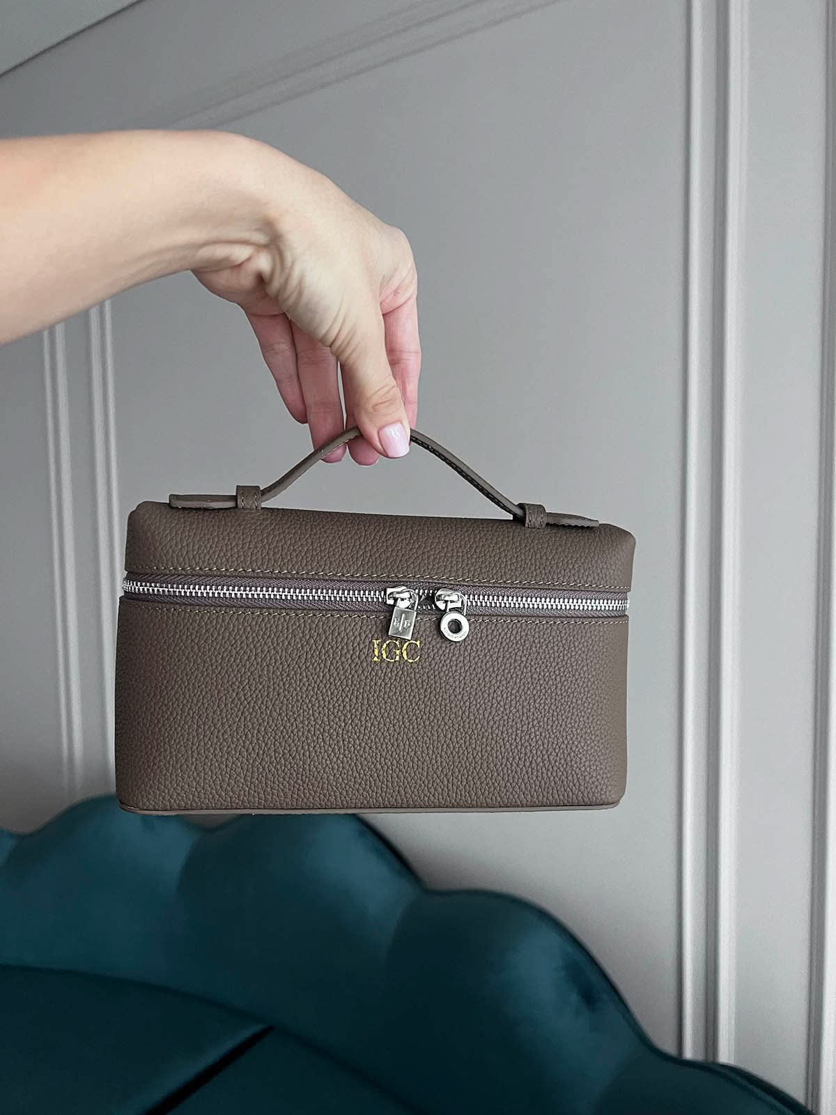 Bolso Giulia de Maison Caviar, bolso de mano elegante con detalles en cuero y acabado sofisticado, visible en la imagen.