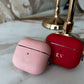 Funda para Airpods Maison Caviar Salem, protección elegante en color negro con detalles de diseño refinado.