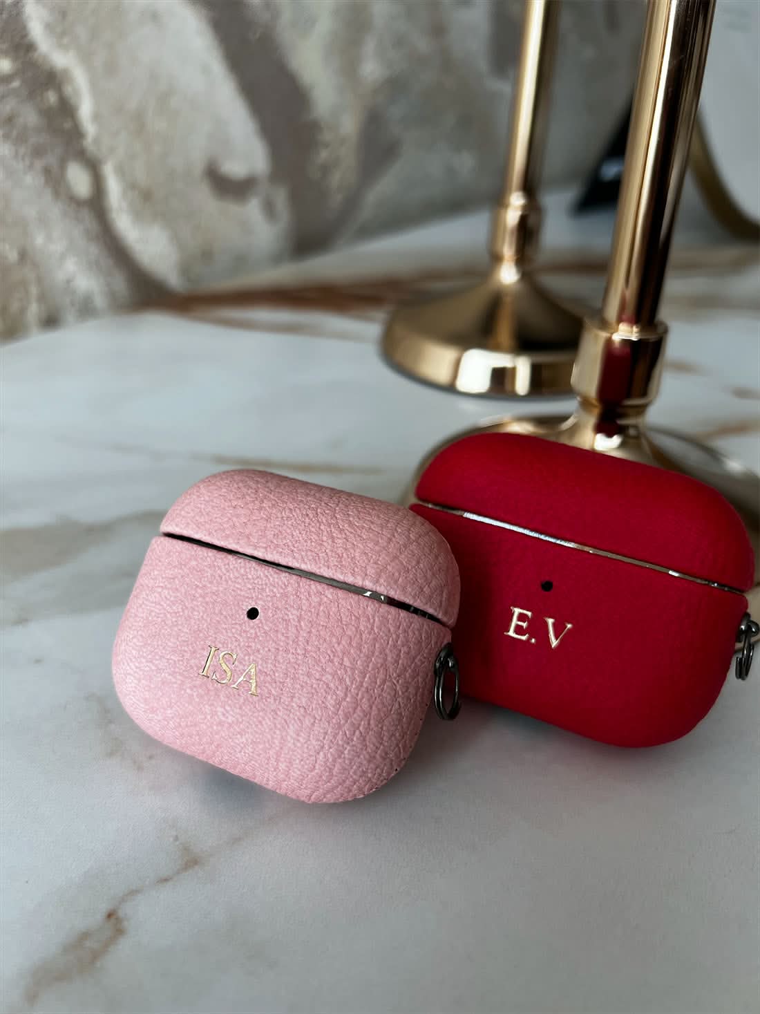 Funda para Airpods Maison Caviar Salem, protección elegante en color negro con detalles de diseño refinado.