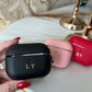 Funda para Airpods Maison Caviar Salem, protección de silicona negra con diseño elegante, ajustada para Airpods.