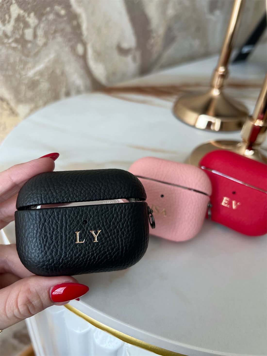 Funda para Airpods Maison Caviar Salem, protección de silicona negra con diseño elegante, ajustada para Airpods.