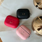 Funda para Airpods Maison Caviar Salem, protectora y elegante, con diseño en tonos oscuros y textura suave.