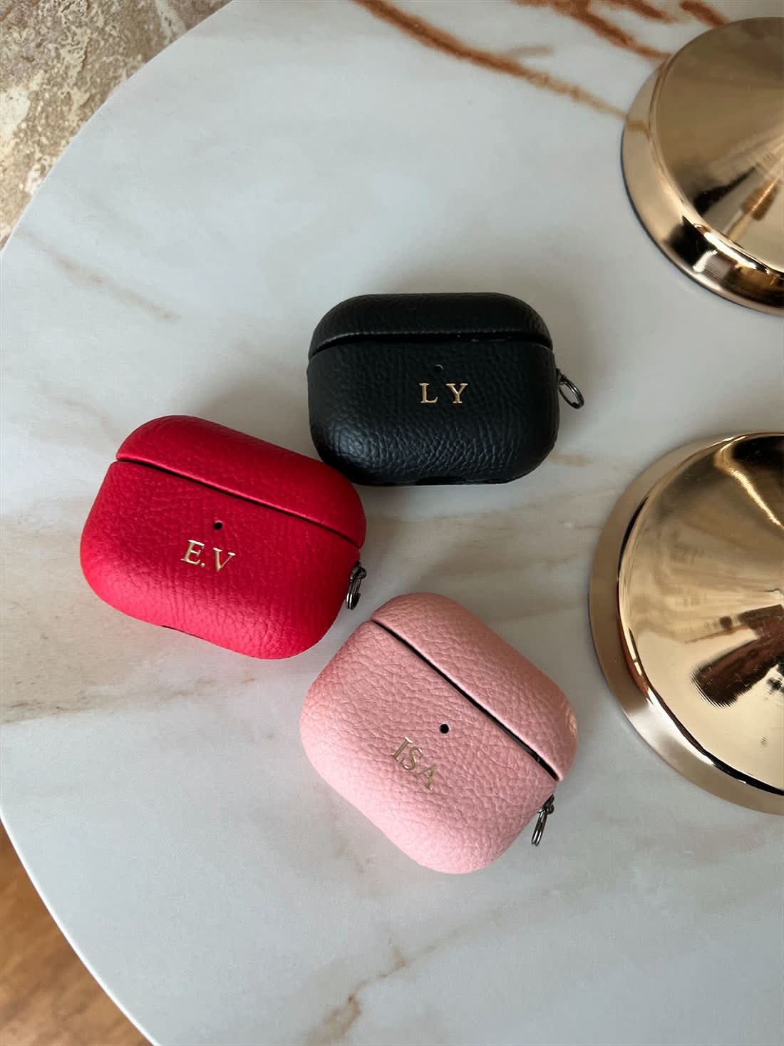 Funda para Airpods Maison Caviar Salem, protectora y elegante, con diseño en tonos oscuros y textura suave.