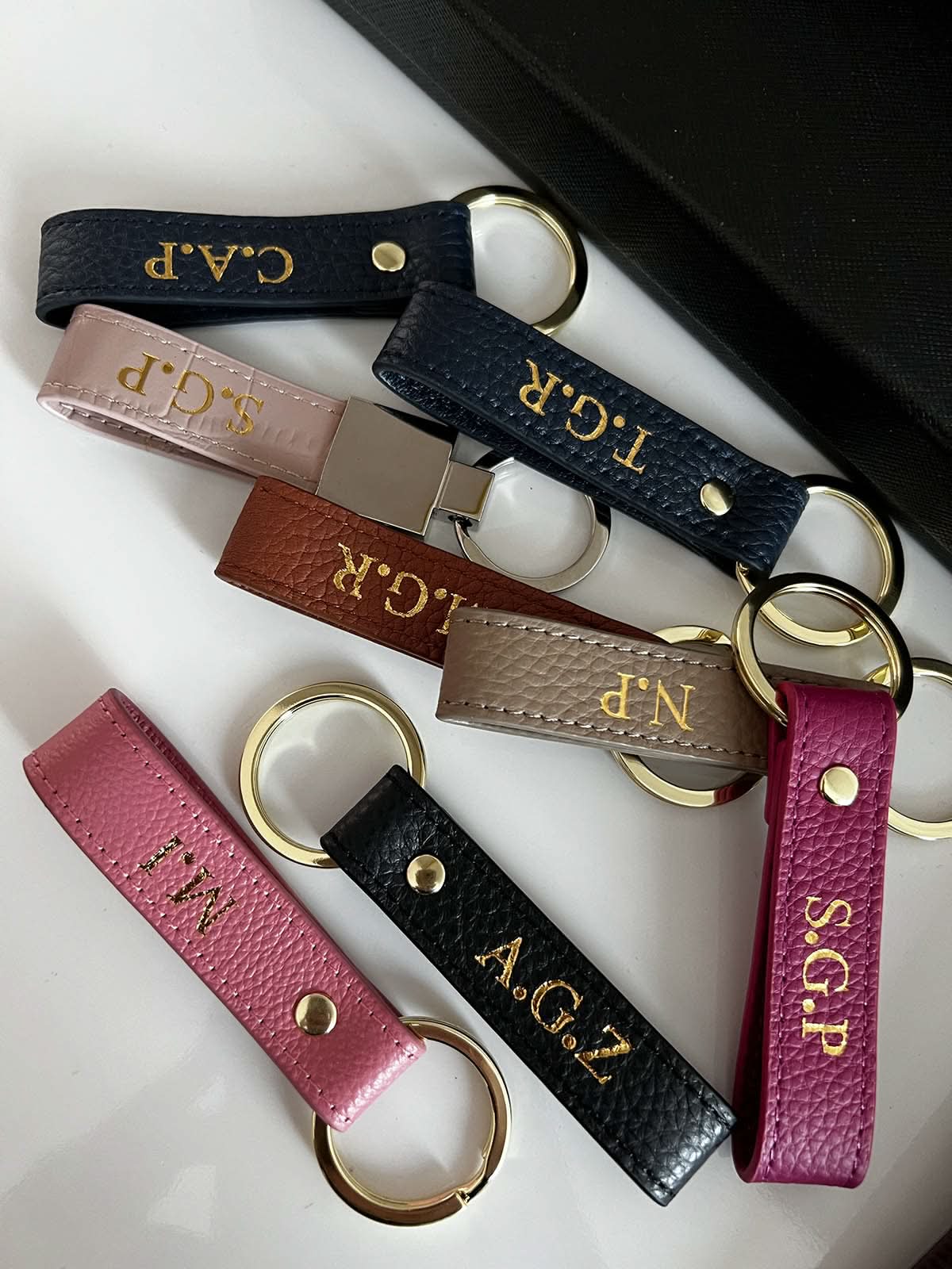 Llavero Capri de Maison Caviar, diseño elegante con detalles en cuero y metal, ideal para llaves y accesorios.