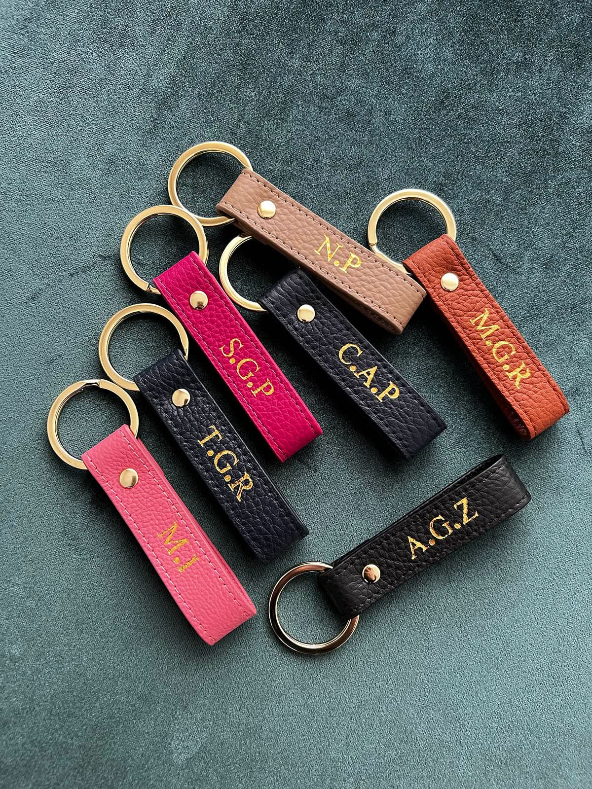 Llavero Maison Caviar Capri con diseño elegante y detalles de alta calidad, ideal para llevar llaves con estilo.