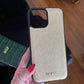 Funda para iPhone Bari de Maison Caviar, protección elegante en cuero con diseño sofisticado, vista frontal del producto.