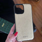 Funda para iPhone Bari de Maison Caviar, protección elegante en cuero con diseño sofisticado, vista frontal del producto.