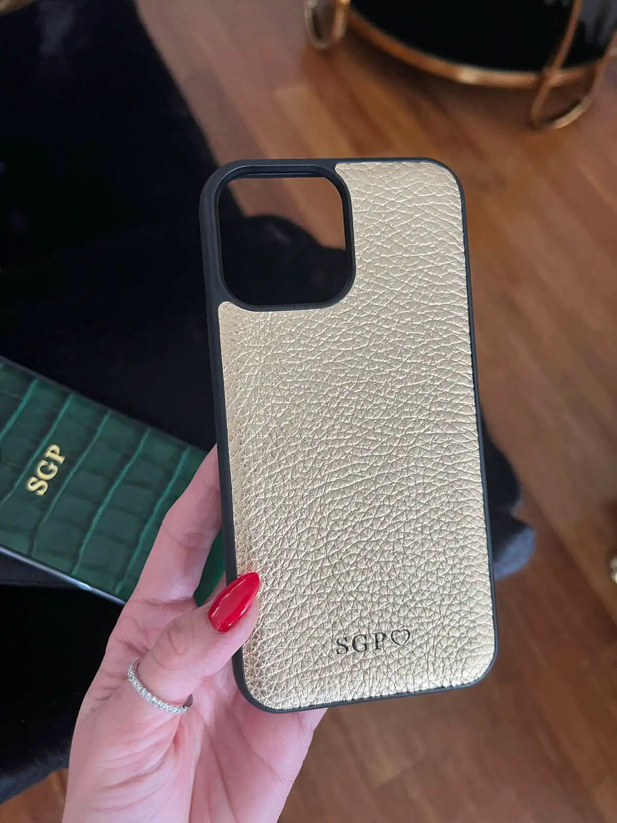 Funda para iPhone Bari de Maison Caviar, protección elegante en cuero con diseño sofisticado, vista frontal del producto.