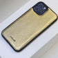 Funda para iPhone Bari de Maison Caviar, protección elegante en color neutro, con detalles de diseño en la pantalla del teléfono.