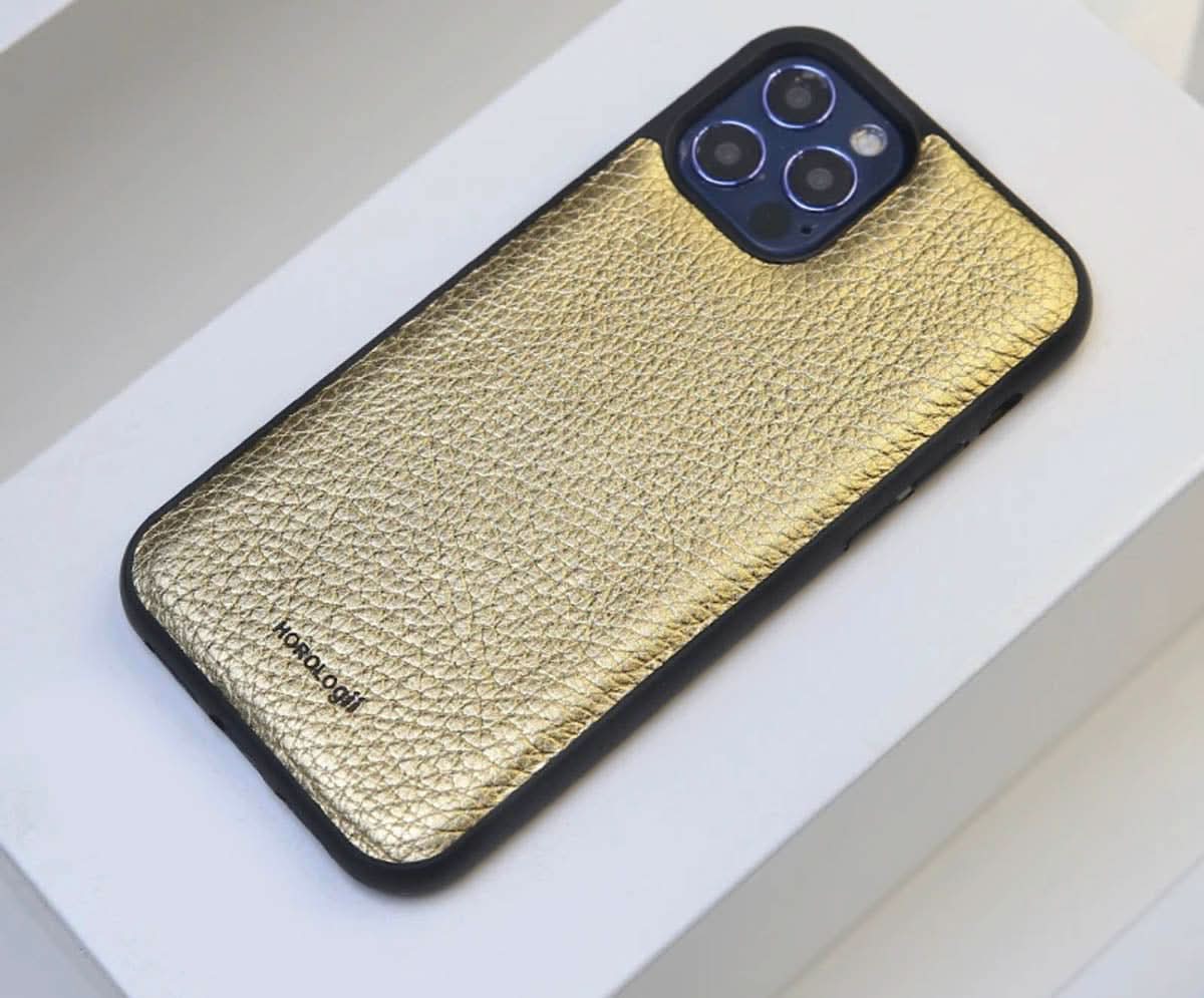 Funda para iPhone Bari de Maison Caviar, protección elegante en color neutro, con detalles de diseño en la pantalla del teléfono.